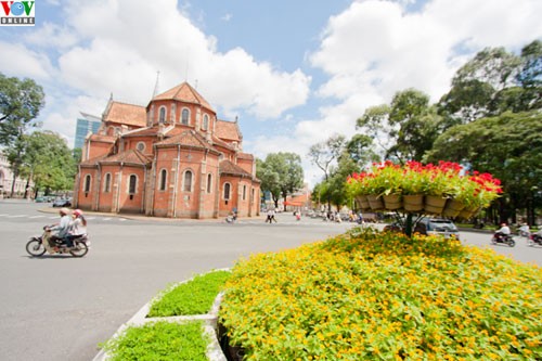 Gereja Duc Ba (Ibu Maria) di kota Ho Chi Minh (Vietnam Selatan) - ảnh 5