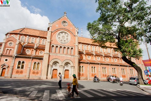 Gereja Duc Ba (Ibu Maria) di kota Ho Chi Minh (Vietnam Selatan) - ảnh 6