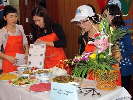 Lomba memasak menyambut Hari Wanita Internasional di VOV5 - ảnh 3
