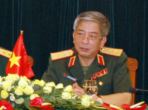 Letnan Jenderal Nguyen Chi Vinh menerima rombongan Institut Penelitian Pertahanan Kerajaan Inggris - ảnh 1