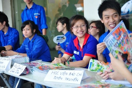 Lebih dari 1000 pemuda, mahasiswa ikut aktivitas sukarela di kota Hanoi - ảnh 1