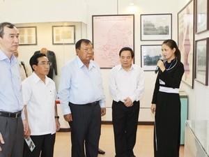 Wakil Presiden RDR Laos dan delegasi rakyat Vietnam-Laos melakukan kunjungan di propinsi Tuyen Quang - ảnh 2