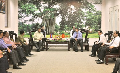 Wakil Presiden RDR Laos dan delegasi rakyat Vietnam-Laos melakukan kunjungan di propinsi Tuyen Quang - ảnh 1