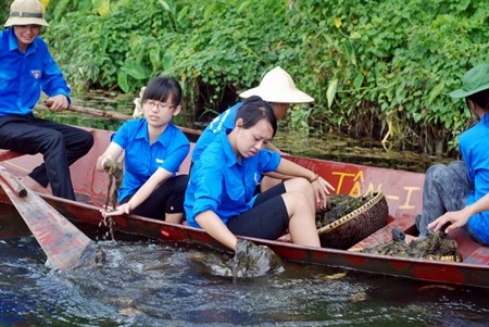 Asosiasi relawan “Menyalakan api hati” dengan obyek wisata Huong Son. - ảnh 10