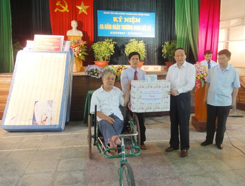 Anggota Polit Biro To Huy Rua melakukan kunjungan di  Pusat Sanatorium Prajurit Penyandang Cacad di kabupaten Thuan Thanh - ảnh 1