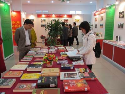Pameran buku, koran dan  foto tentang “Kebudayaan warga Hanoi” - ảnh 1
