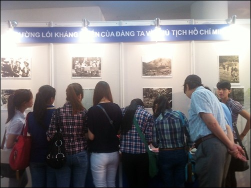 Pameran foto memperingati ultah ke-38  pembebasan total Vietnam Selatan dan penyatuan Tanah Air - ảnh 8