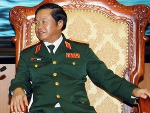 Kepala Staff  Umum Tentara Rakyat Vietnam Do Ba Ty menerima Panglima Angkatan Darat Singapura - ảnh 1
