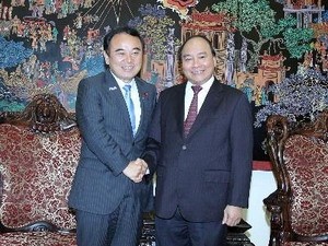 Deputy PM Nguyen Xuan Phuc menerima Deputy Menteri Dalam Negeri dan Komunikasi Jepang - ảnh 1