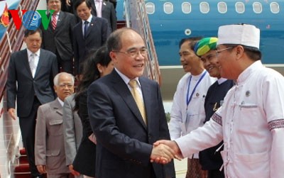 Ketua MN Nguyen Sinh Hung tiba di Myanamar  - ảnh 1