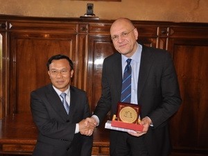 Vietnam dan Italia berbagi pengalaman tentang manajemen dan peseronisasi badan usaha - ảnh 1