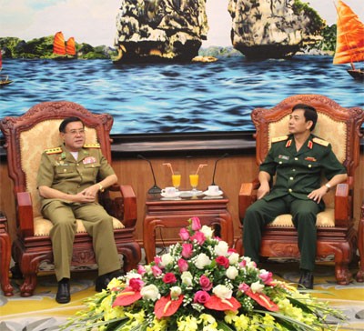 Melakukan patroli mempertahankan situasi keamanan dan politik kawasan perbatasan Vietnam - Laos - ảnh 1