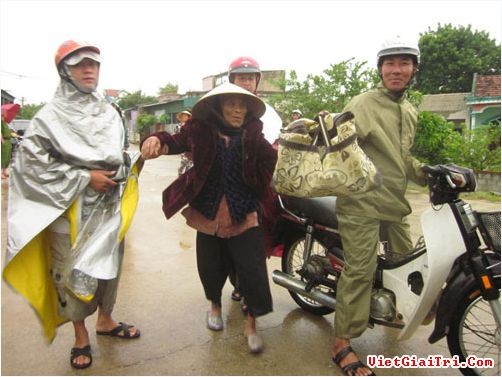 Semua daerah terus memberikan bantuan kepada Vietnam tengah supaya mengatasi akibat taufan Wutip - ảnh 1