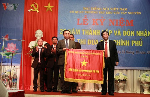 VOV kawasan Tay Nguyen: Peringatan ultah ke 20 Berdirinya dan menerima Panji Kompetisi Pemerintah - ảnh 1