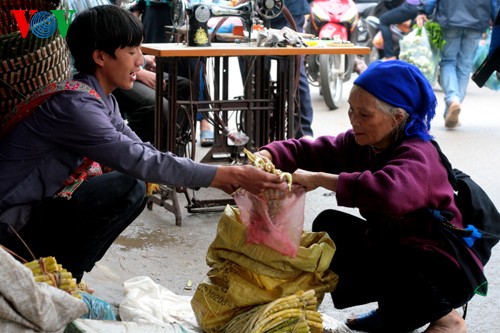 Pasar di daerah pegunungan Hoang Su Phi - ảnh 7