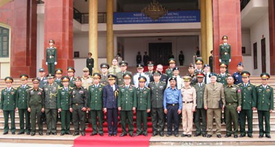Delegasi Atase Militer berbagai negara mengunjungi Markas Komando Daerah Militer ibu kota Hanoi - ảnh 1