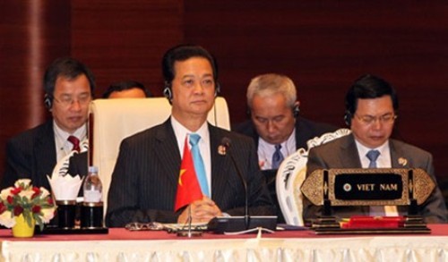 Rakyat Vietnam menyetujui isi pidato PM Nguyen Tan Dung di KTT ASEAN - ảnh 1