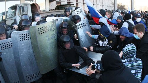 Para demonstran Ukraina menduduki kamp tentara di Donetsk - ảnh 1