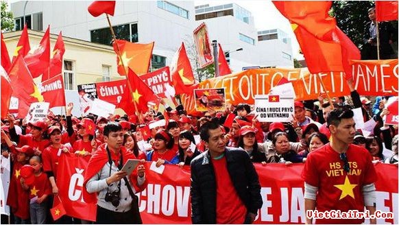 Orang Vietnam di luar negeri menentang tindakan  salah dari Tiongkok di Laut Timur - ảnh 1