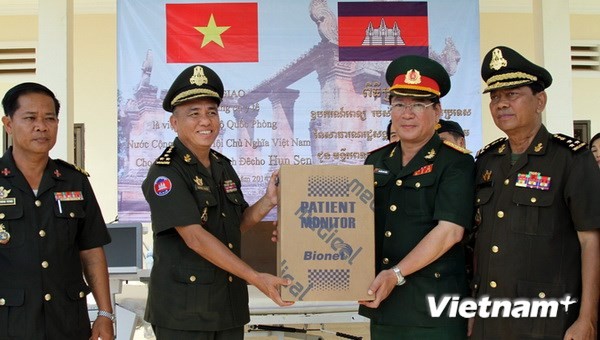 Kementerian Pertahanan Vietnam memberikan bingkisan membantu instansi kedokteran militer Kamboja - ảnh 1