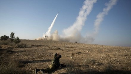 Israel melakukan serangan terhadap sasaran militer Hamas di jalur Gaza - ảnh 1