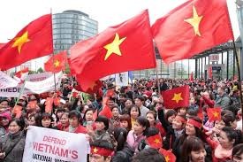 Orang Vietnam di Jerman melakukan pawai memprotes Tiongkok - ảnh 1