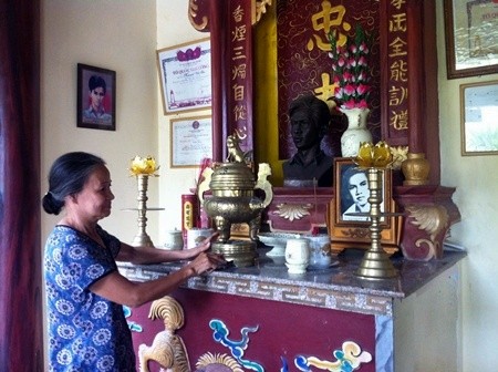 Mengunjungi rumah Pahlawan yang gugur Nguyen Van Troi - ảnh 4