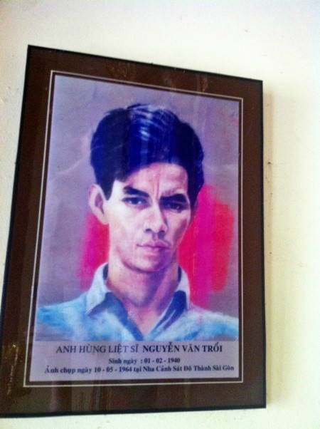 Mengunjungi rumah Pahlawan yang gugur Nguyen Van Troi - ảnh 1