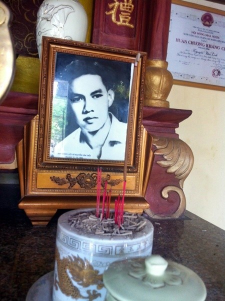 Mengunjungi rumah Pahlawan yang gugur Nguyen Van Troi - ảnh 5
