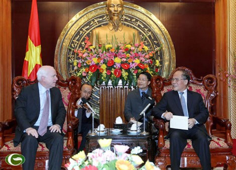 Ketua MN Nguyen Sinh Hung menerima Senator AS, John McCain - ảnh 1