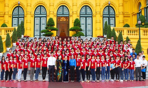  Vietnam menganggap pendidikan sebagai keputusan politik nasional utama untuk mengembangkan Tanah Air - ảnh 1