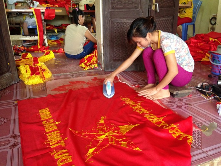 Satu keluarga orang Vietnam yang menjahit Bendera Nasional selama 70 tahun ini - ảnh 7