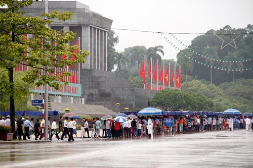 Ratusan ribu  penduduk berziarah kepada Mousolium Presiden Ho Chi Minh - ảnh 1