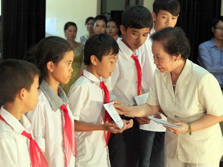 Wakil Presiden Nguyen Thi Doan menyambut Festival Pertengahan Musim Gugur dengan anak-anak propinsi Ninh Binh - ảnh 1