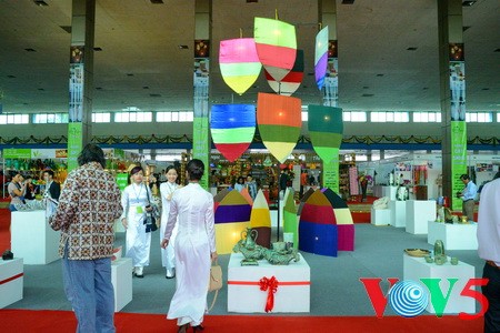 Membawa barang kerajinan tangan artistik Indonesia ke Vietnam - ảnh 2