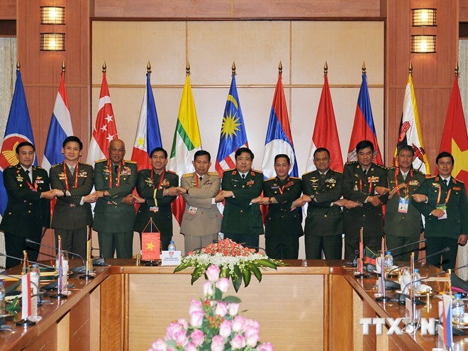 Jenderal Phung Quang Thanh menerima delegasi Panglima Angkatan Darat negara-negara ASEAN  - ảnh 1