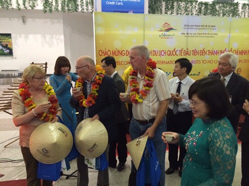 Pada hari pertama tahun baru 2015, lebih dari 1000 ribu wisatawan mancanegara datang ke Vietnam - ảnh 1