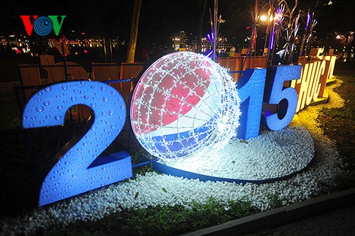Ibukota Hanoi menyambut Tahun Baru - 2015 - ảnh 1