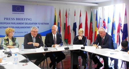 Parlemen Eropa memperhatikan mendorong FTA dengan Vietnam - ảnh 1