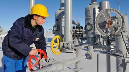 Ukraina membayar 15 juta USD uang muka pembelian gas bakar kepada Rusia - ảnh 1
