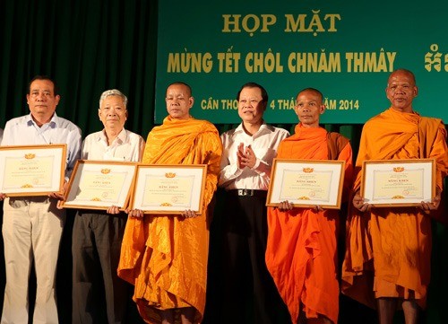 Deputi PM Vu Van Ninh mengunjungi dan mengucapkan selamat kepada rakyat etnis Khmer Daerah Nam Bo - ảnh 1