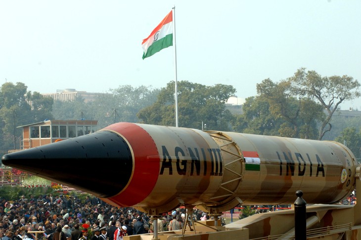 India melakukan uji coba peluncuran rudal balistik Agni-III - ảnh 1