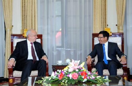 Deputi PM Pham Binh Minh menerima Duta Besar Luar Biasa dan Berkuasa Penuh Federasi Rusia dan Brazil - ảnh 1