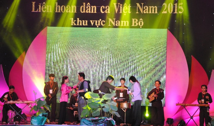 Festival lagu rakyat Vietnam ke- 6 kawasan Nam Bo berakhir - ảnh 1