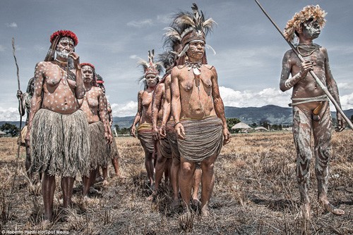 Suku-suku Indonesia di daerah dataran tinggi Papua, Indonesia - ảnh 10
