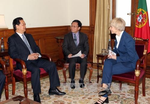 PM Nguyen Tan Dung melakukan pembicaraan dengan Ketua Parlemen Portugal - ảnh 1
