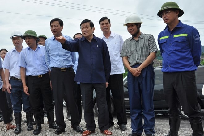 Presiden Vietnam Truong Tan Sang mengunjungi dan memeriksa pekerjaan mengatasi akibat hujan dan banjir di propinsi Quang Ninh - ảnh 1