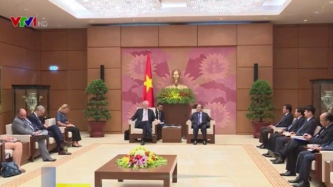 Ketua MN Nguyen Sinh Hung menerima Duta Besar, Kepala Perutusan Uni Eropa, Franz Jessen - ảnh 1