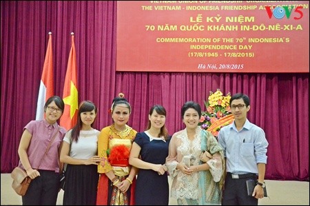 Asosiasi Persahabatan Vietnam-Indonesia memperingati  ultah ke-70 Hari Kemerdekaan Republik Indonesia - ảnh 9