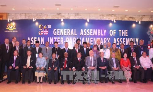 Vietnam berseru kepada AIPA supaya memperkuat bantuan membangun komunias ASEAN - ảnh 1
